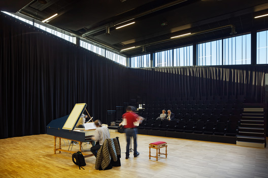 Escola de Ensino Médio, Ginásio e Centro Cultural / Chartier Dalix Architectes - Imagem 8 de 33