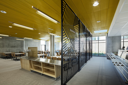 Escola de Ensino Médio, Ginásio e Centro Cultural / Chartier Dalix Architectes - Imagem 13 de 33