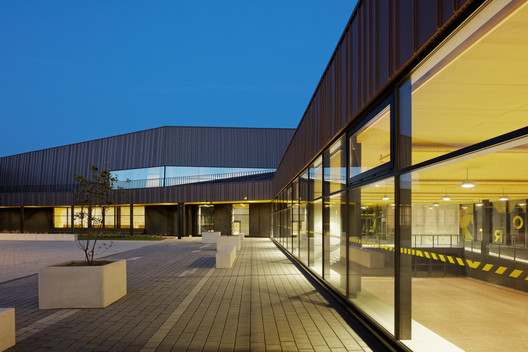 Escola de Ensino Médio, Ginásio e Centro Cultural / Chartier Dalix Architectes - Imagem 5 de 33
