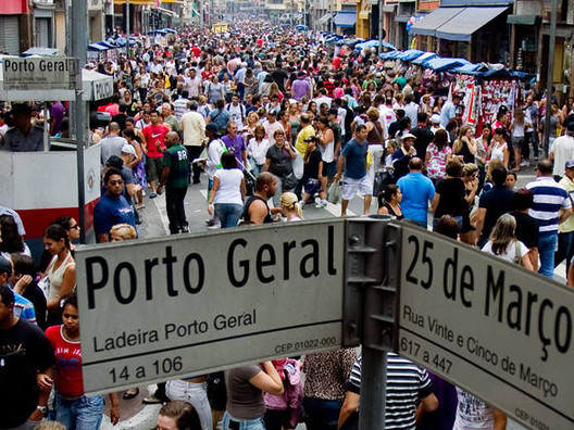 Rua 25 de Março. Image Cortesia de São Paulo City