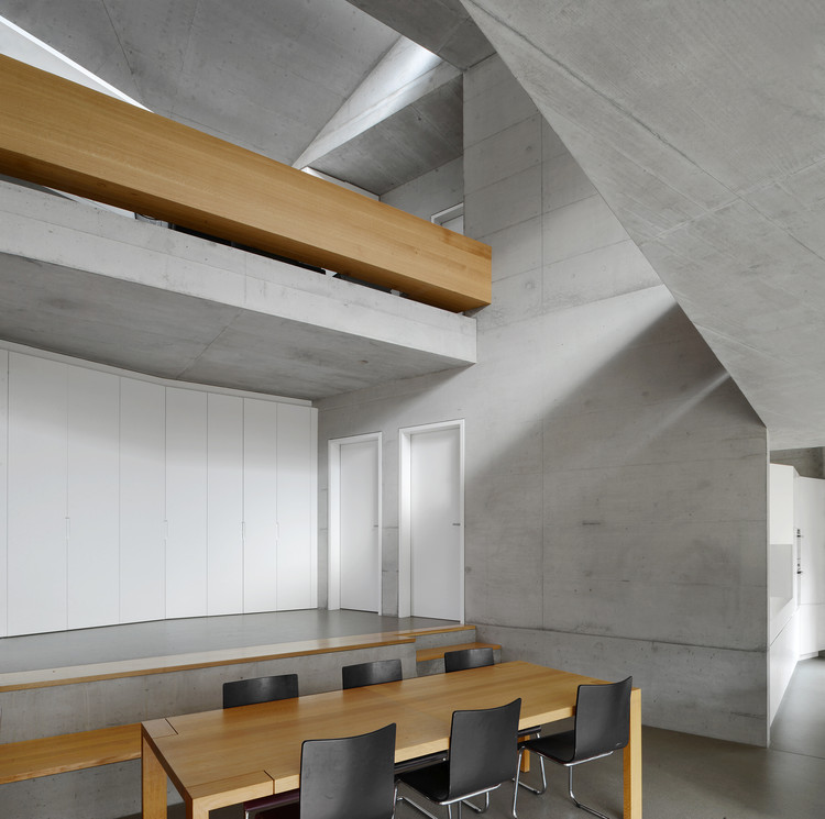 Casa Forest  / Daluz Gonzalez Architekten - Table, Windows, Chair, Beam