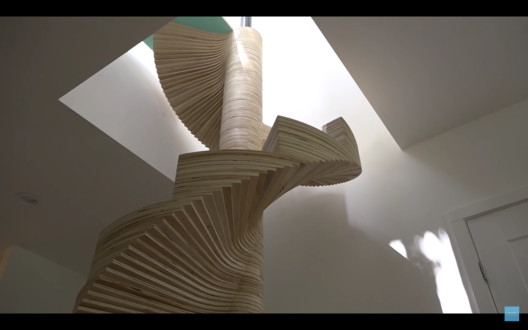 Vídeo: Como construir uma escada espiral com uma router CNC