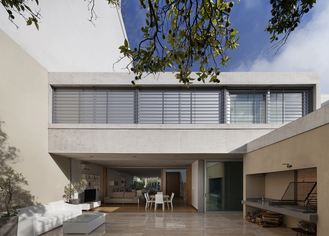 Casa en Calle Libertad  / Pedro Livni + Karin Bia - Patio interior, Fachada, Mesas, Sillas
