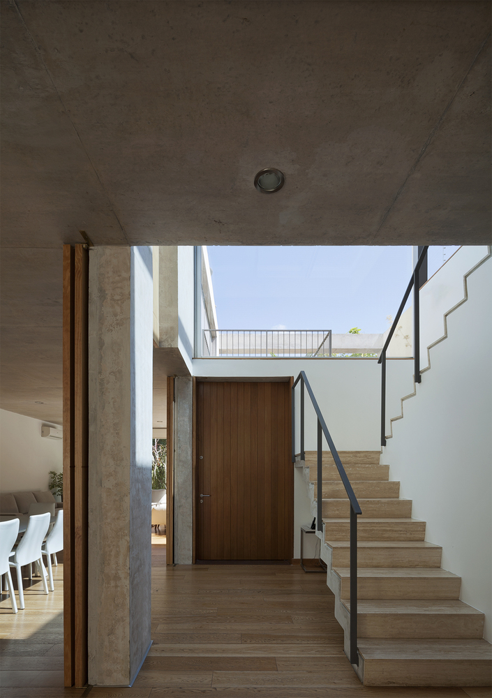 Casa en Calle Libertad  / Pedro Livni + Karin Bia - Escaleras, Fachada, Barandas, Fijación Vigas, Sillas