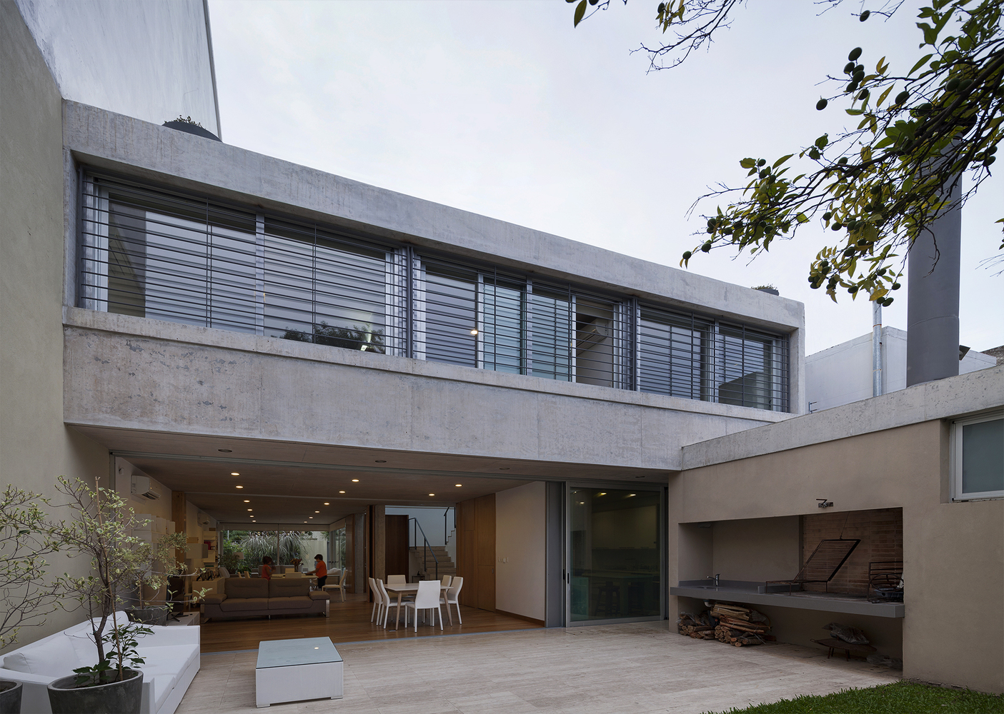 Casa en Calle Libertad  / Pedro Livni + Karin Bia - Patio interior, Fachada, Bancas, Sillas