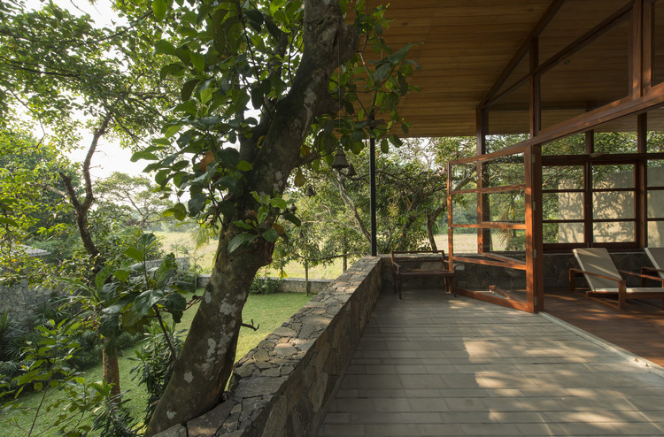 Family Retreat for Devasiris / Palinda Kannangara Architects - Forest, Garden, Deck, Handrail