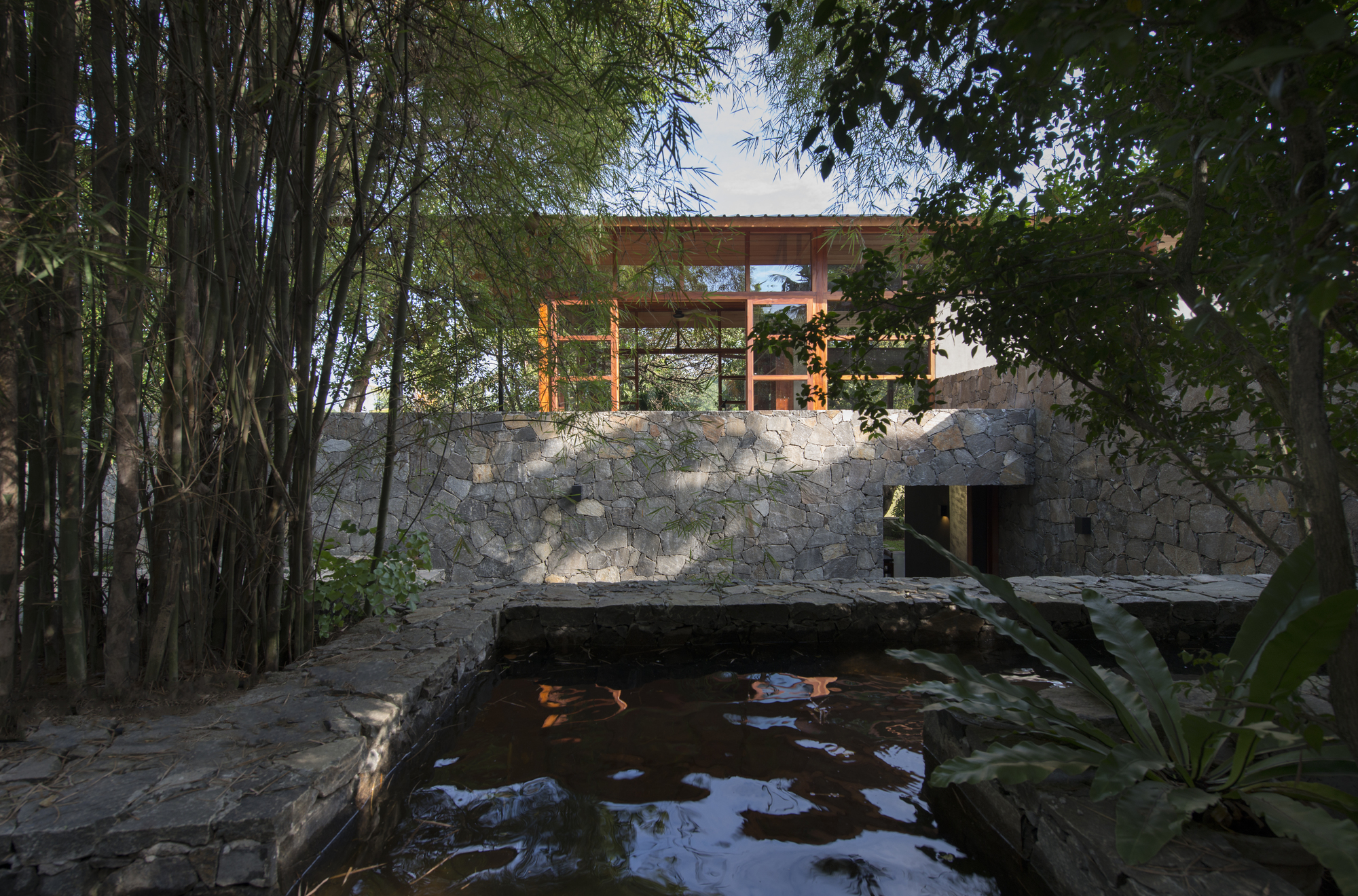 Gallery of Family Retreat for Devasiris / Palinda Kannangara Architects - 2