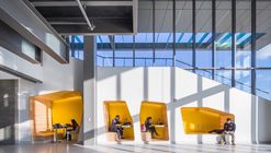 Centro de ingeniería de la Universidad de Oakland / SmithGroup