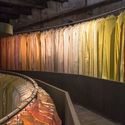 El diseño de Zumthor para LACMA suspendido por un arco iris de telas en la Bienal de Vencia 2016 - Image 2 of 4