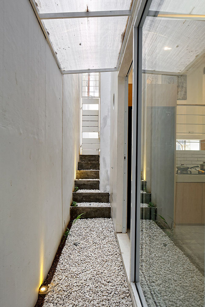 Gallery of Splow House DELUTION 23