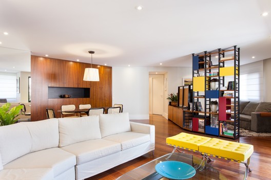Apartamento Itaim / Manore Arquitetura - Mesa, Sofá
