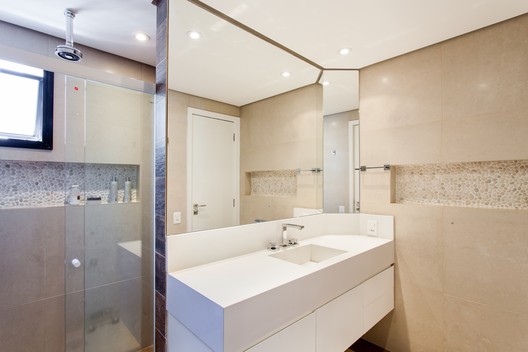 Apartamento Itaim / Manore Arquitetura - Pia, Banheiro