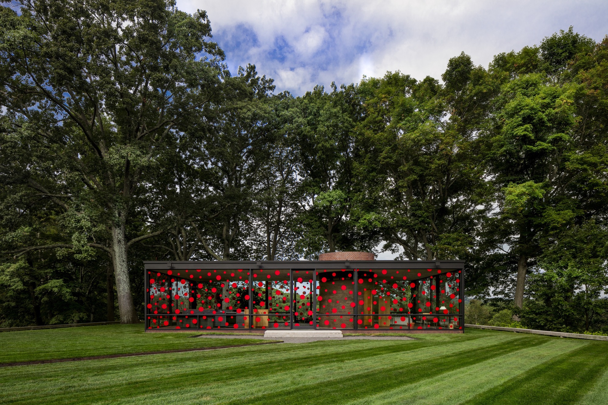 アート・デザイン・音楽 GLASS HOUSE Philip Johnson's Glass House Featuring Yayoi Kusama's