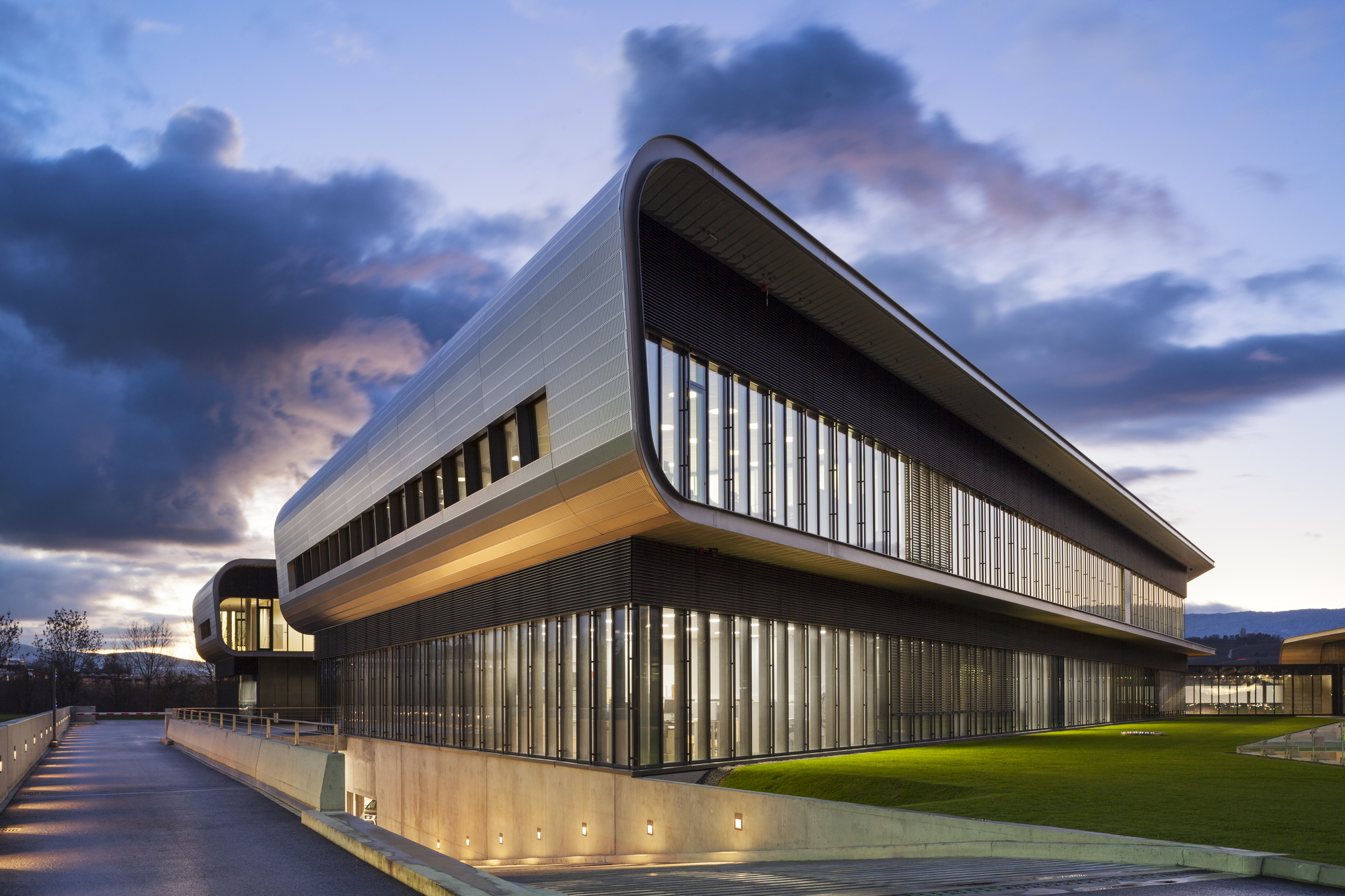 Архитектурная компания. "офисный комплекс ada1 гамбург архитектор". Научные здания в англии. Современные офисные здания. Индастриал архитектура.