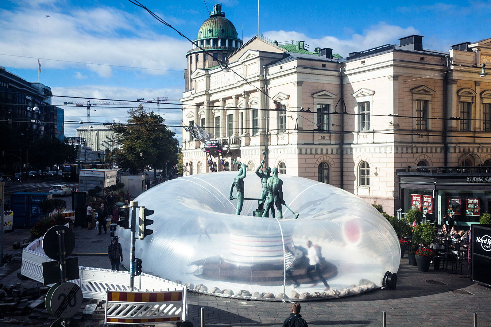 Plastique Fantastique Wrap Inflatable Intervention Around Historic Interesting Superkolmemen Plastique Fantastique Wrap Inflatable Intervention Around Historic Interesting Superkolmemen