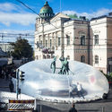 Intervención inflable de Plastique Fantastique envuelve una escultura histórica en la Semana de Diseño de Helsinki - Image 1 of 4