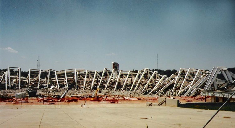 Demolición del Atlanta Fulton County Stadium posterior a los Juegos Olímpicos de Atlanta 1996. Image © Flickr User: David Licensed under CC BY-SA 2.0