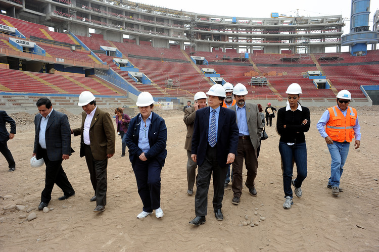 Supervisión de obra durante la remodelación del Estadio Nacional del Perú. Image © Flickr User: Congreso de la República del Perú Licensed under CC BY-SA 2.0