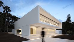 Casa Entre La Pinada / Fran Silvestre Arquitectos