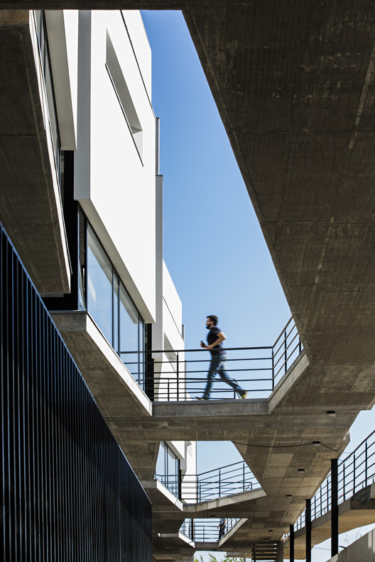 Edifício em Silves  / SPBR Arquitetos - Janela, Fachada, Corrimão, Viga