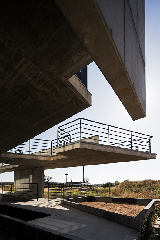 Edifício em Silves  / SPBR Arquitetos - Viga, Concreto