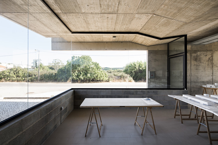 Edifício em Silves  / SPBR Arquitetos - Mesa