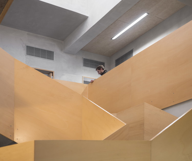 Santa Maria High School / Appleton e Domingos Arquitectos - Beam