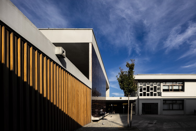 Santa Maria High School / Appleton e Domingos Arquitectos - Windows, Facade