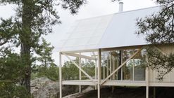 因地制宜的小岛木屋 / Arrhov Frick Arkitektkontor