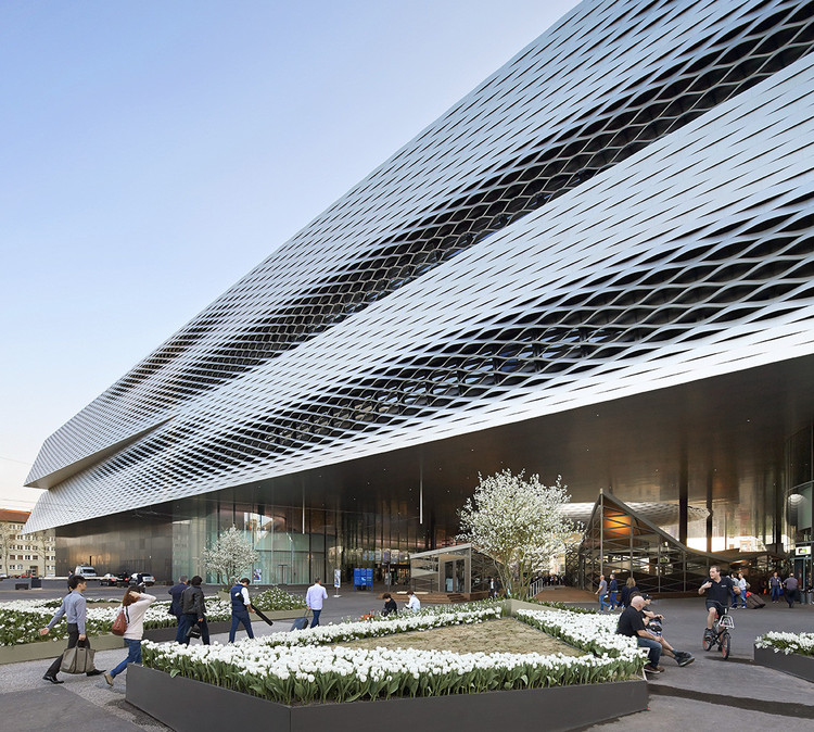 Veiled in Brilliance: How Reflective Facades Have Changed Modern Architecture - Image 2 of 12