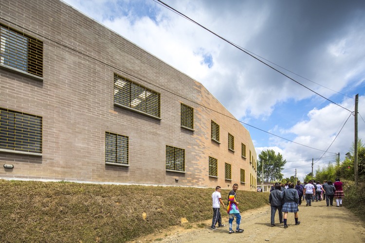 Institución rural Chaparral / Plan:b arquitectos  - Ventanas, Fachada