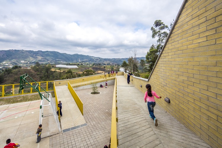 Institución rural Chaparral / Plan:b arquitectos  - Imagen 2 de 38