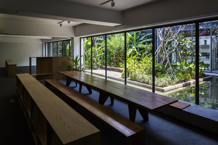 Katzden Architect Factory / NISHIZAWAARCHITECTS - Table, Lighting, Windows, Chair