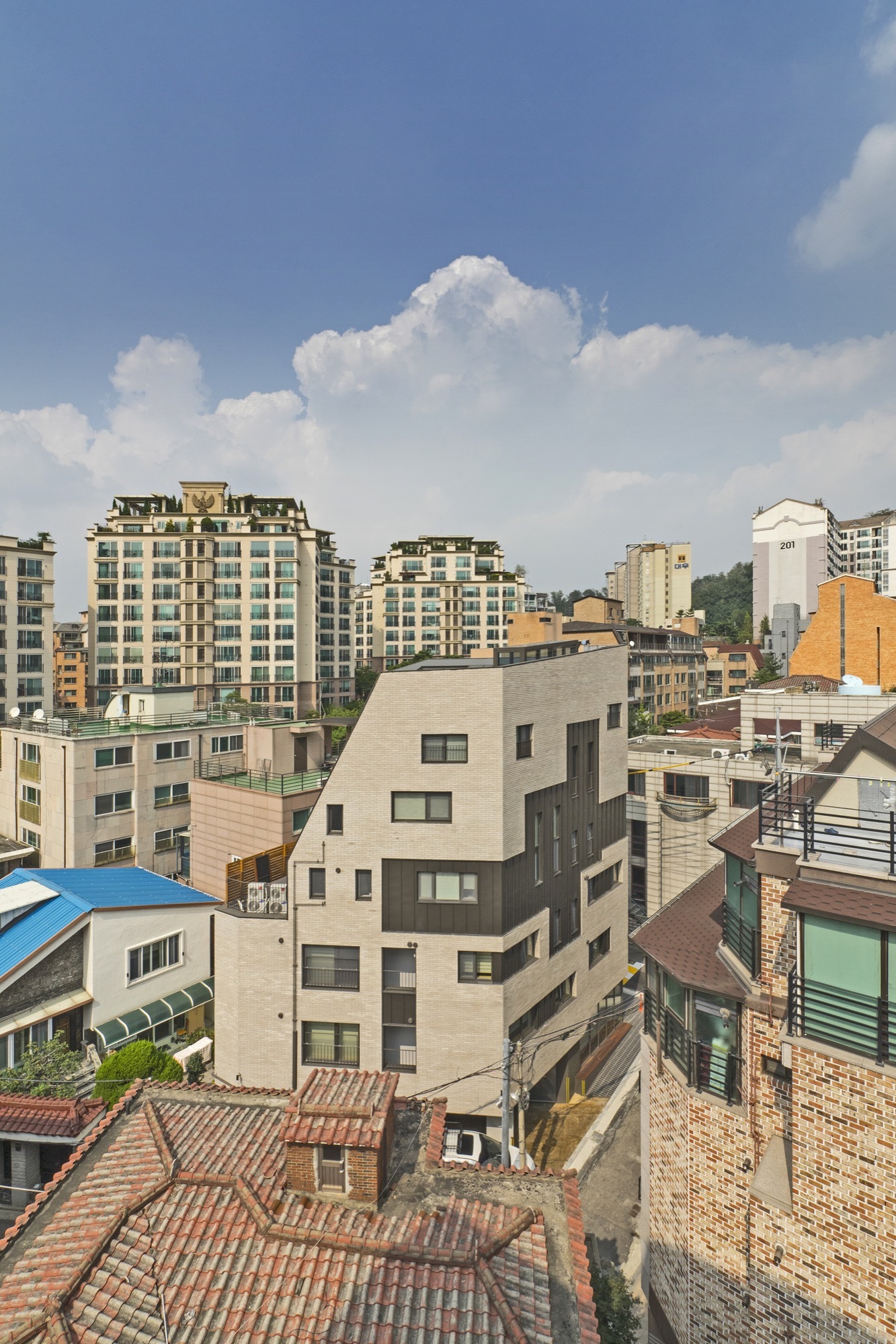 Gallery of Corner House / Boundaries architects 3