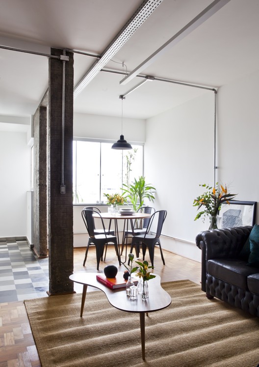 Apartamento Roosevelt / INÁ Arquitetura - Mesa, Cadeira, Janela, Viga