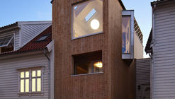 夹在中间的小房子 / Austigard Arkitektur