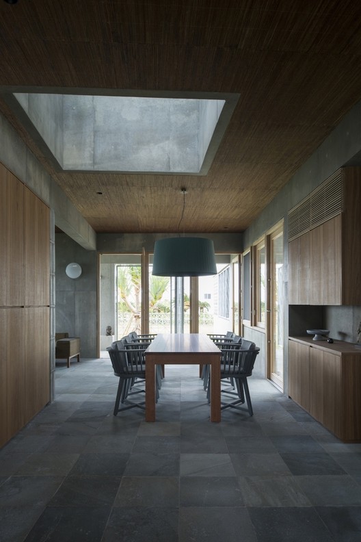 Villa in Yoron / CASE-REAL - Table, Chair, Beam