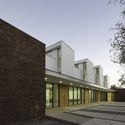 Gimnasio Colegio Dunalastair Peñalolén  / Patricio Schmidt  + Alejandro Dumay  - Escuelas