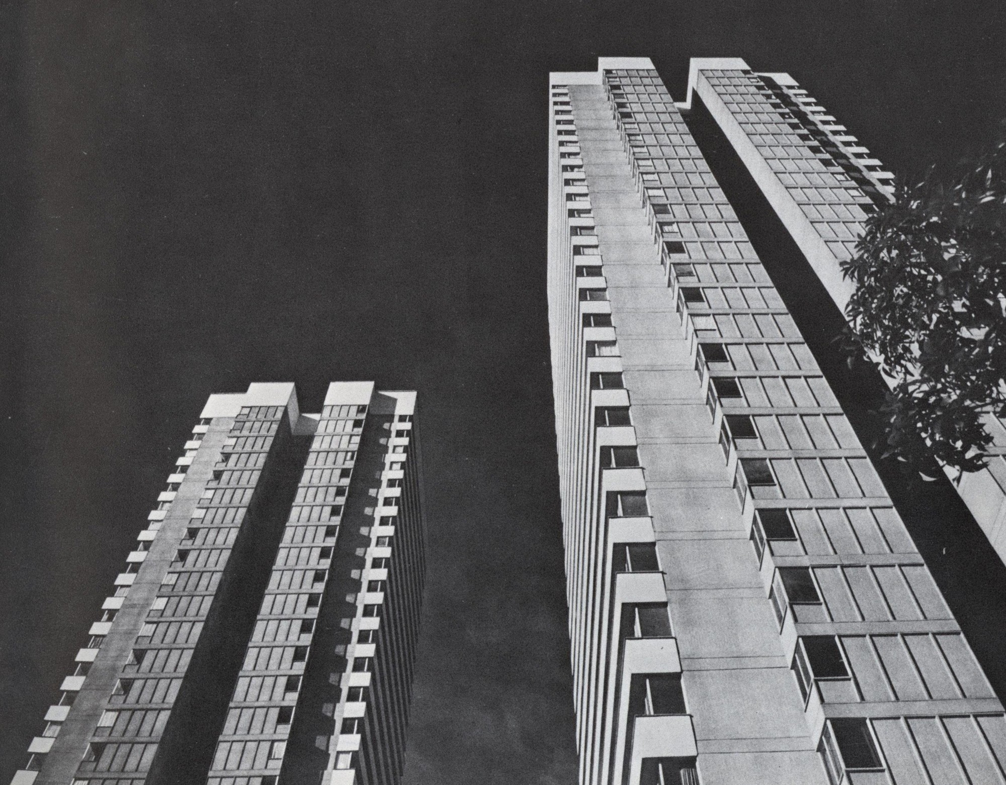 Galería de Clásicos de Arquitectura Torres de Fenicia / Juan José