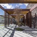 Plaza Huerto  San  Agustín / Jaramillo Van Sluys Arquitectura + Urbanismo - Fachada, Fijación Vigas