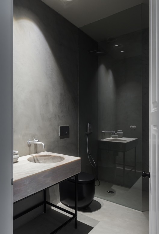 House in Rua da Torrinha  / Sofia Granjo Arquitetos - Sink, Bathroom