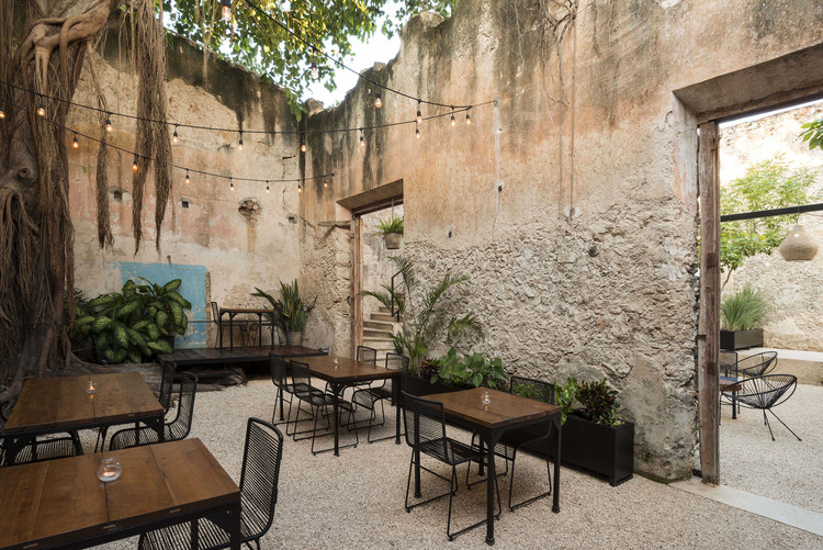 Recuperación Casa Colonial en Calle 64 / Nauzet Rodríguez - Mesas, Sillas, Ventanas