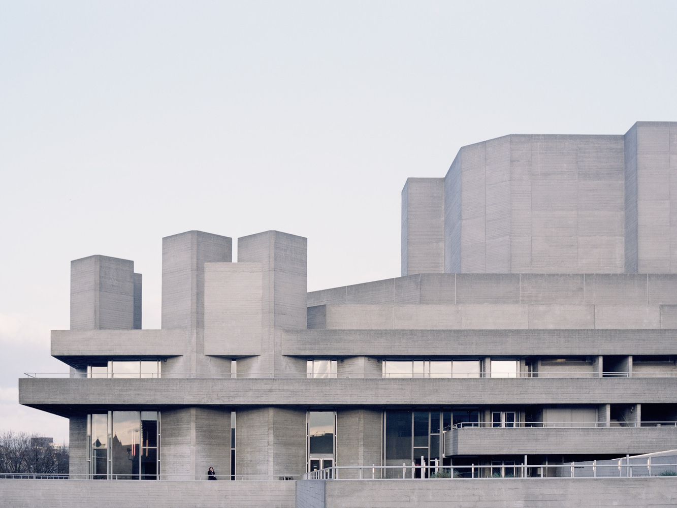 Inside the UK's New Attack on Brutalism,Royal National Theatre, London. Image © Studio Esinam / Rory Gardiner