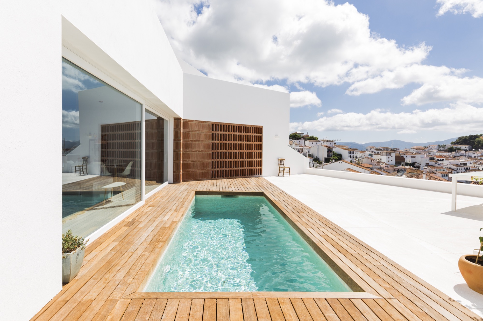 белый бассейн