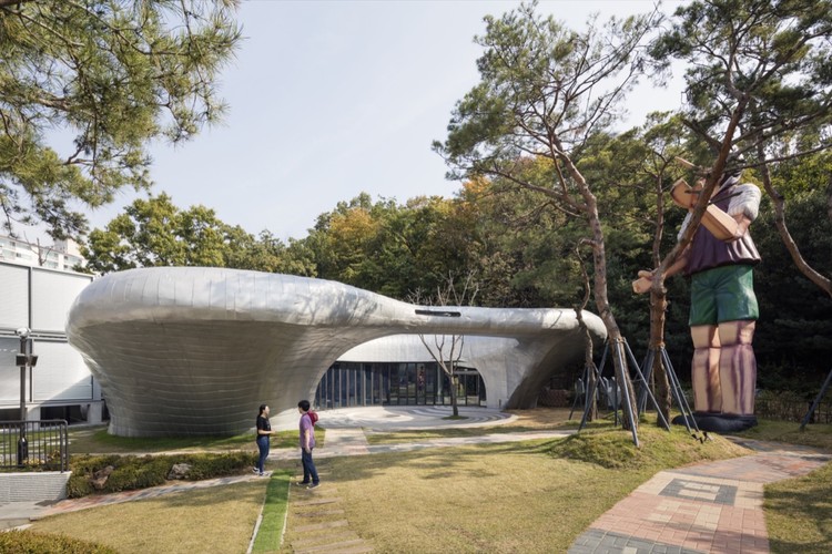 Pino Familia / Moon Hoon, Courtesy of Namgoong Sun