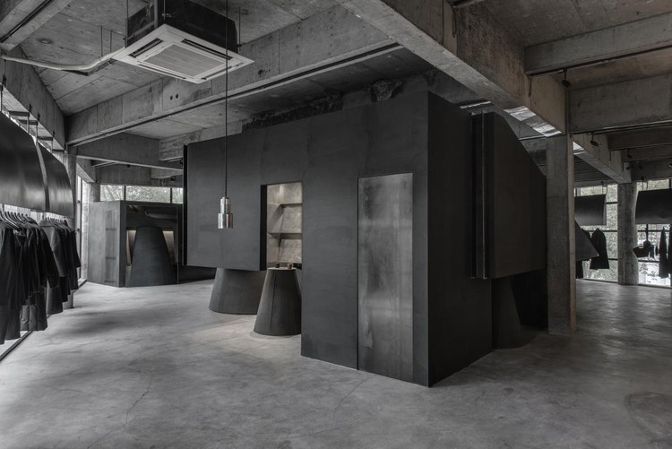 Vencedor do World Interior of the Year 2016: Black Cant System - Loja conceitual HEIKE (Hangzhou, China) / Hangzhou AN Interior Design. Imagem via World Festival of Interiors
