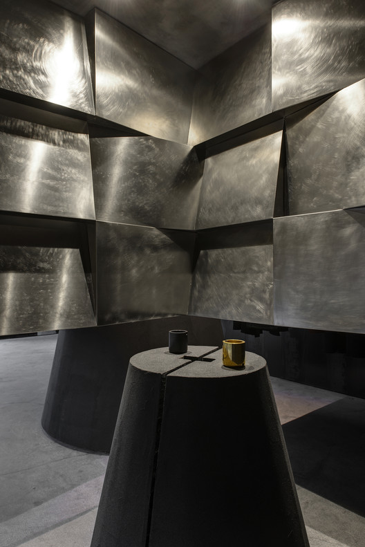 Vencedor do World Interior of the Year 2016: Black Cant System - Loja conceitual HEIKE (Hangzhou, China) / Hangzhou AN Interior Design. Imagem via World Festival of Interiors