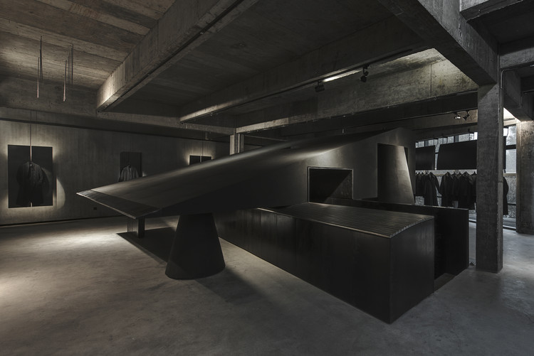 Vencedor do World Interior of the Year 2016: Black Cant System - Loja conceitual HEIKE (Hangzhou, China) / Hangzhou AN Interior Design. Imagem via World Festival of Interiors