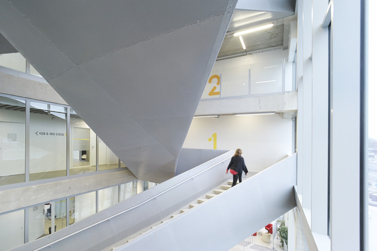 El silo de estacionamiento y colmena de negocios / TANK Architectes - Imagen 4 de 24