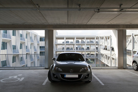 El silo de estacionamiento y colmena de negocios / TANK Architectes - Imagen 18 de 24